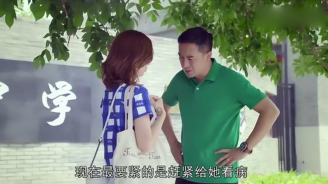 54岁温兆伦携妻女逛街，亲自喂食3岁女儿父爱满满！