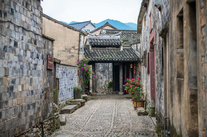 60年前政府修缮乐山大佛,发现了一间暗室,揭开1200年前的传说