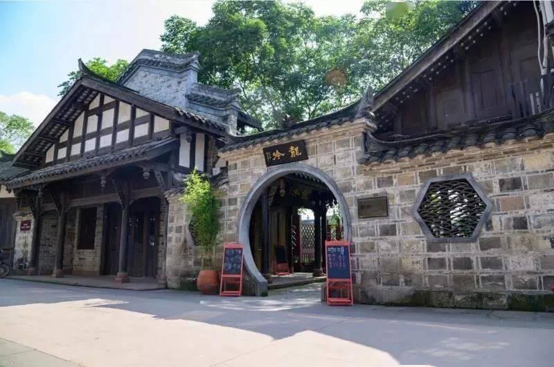 我跟女朋友吵架了、最近她在我面前老是跟别的男生暧昧。然后我发说说吃醋吃自闭了。一个小时后她发了条？