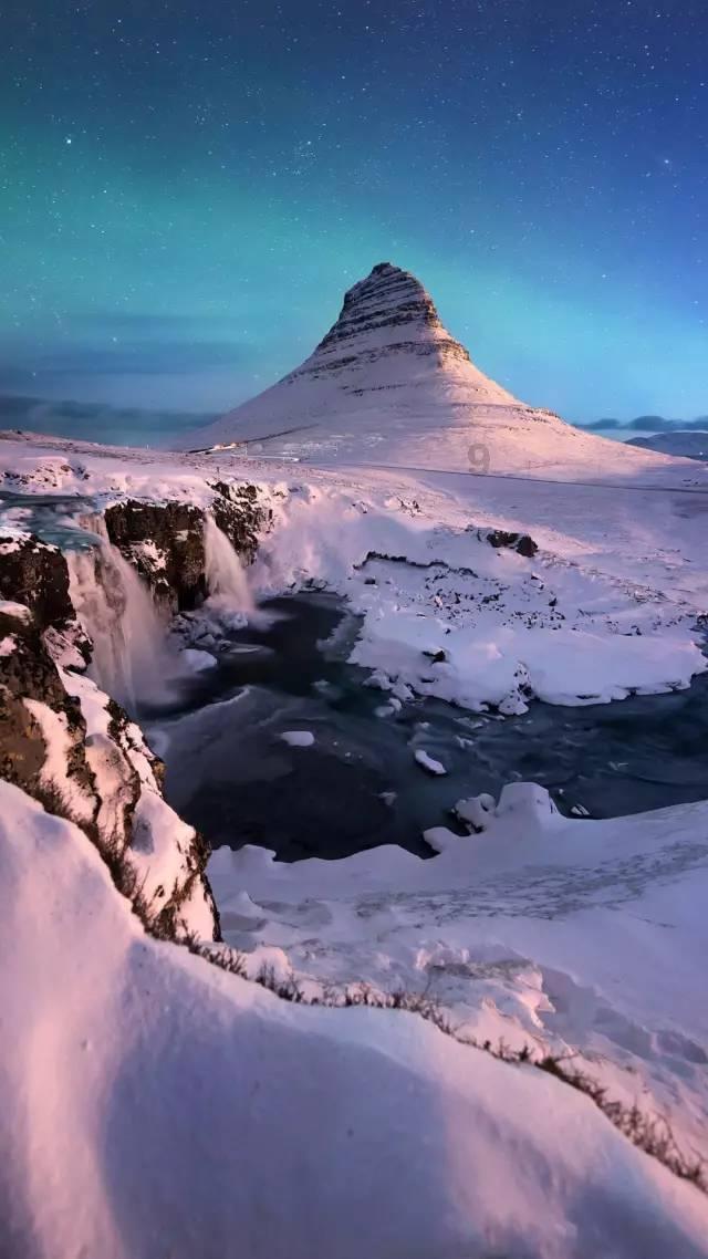 张馨予在东北雪地展现美丽“狐狸”形象,美艳动人!